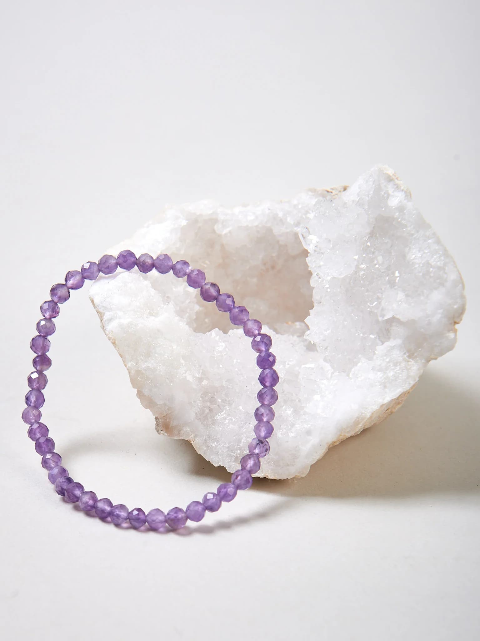 Erlebe die Faszination eines Amethyst Armbands bei CrystalScents