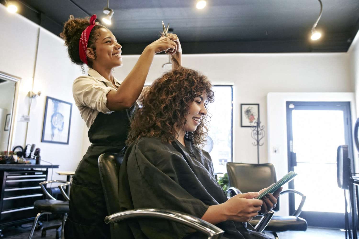 Jetzt Einrichtung für Friseursalon mit kostenlosem Versand sichern