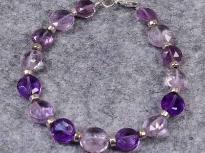 Erlebe die Faszination eines Amethyst Armbands bei CrystalScents