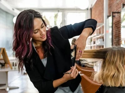 Jetzt Einrichtung für Friseursalon mit kostenlosem Versand sichern