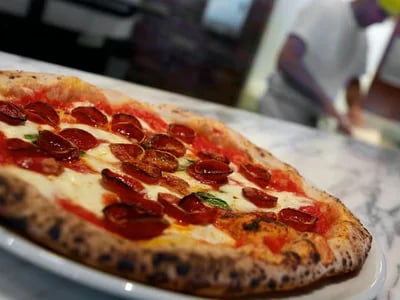 Freundschaft, Feuer und echte Pizza