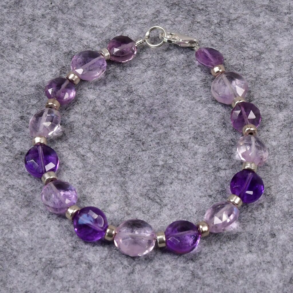 Erlebe die Faszination eines Amethyst Armbands bei CrystalScents